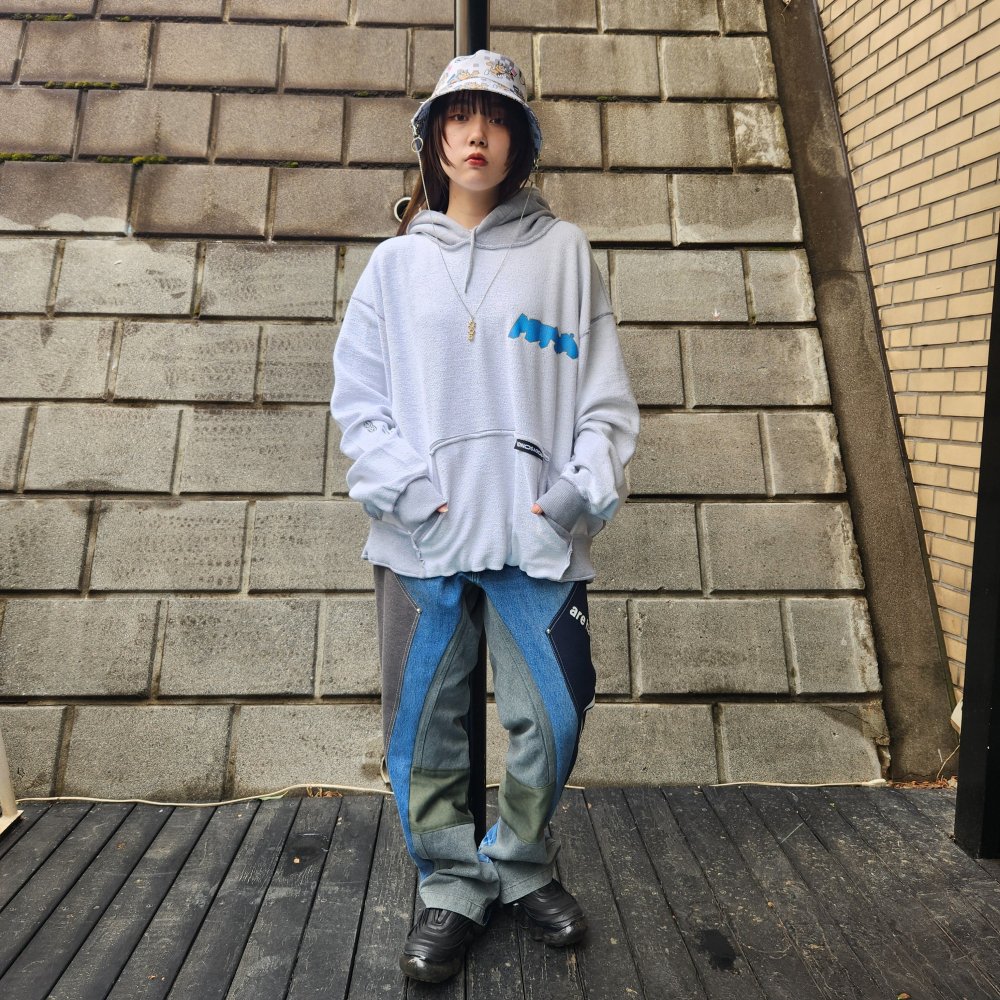 <img class='new_mark_img1' src='https://img.shop-pro.jp/img/new/icons1.gif' style='border:none;display:inline;margin:0px;padding:0px;width:auto;' />【BODYSONG.】HOODIE/AZZM-STICKER(GRAY)
