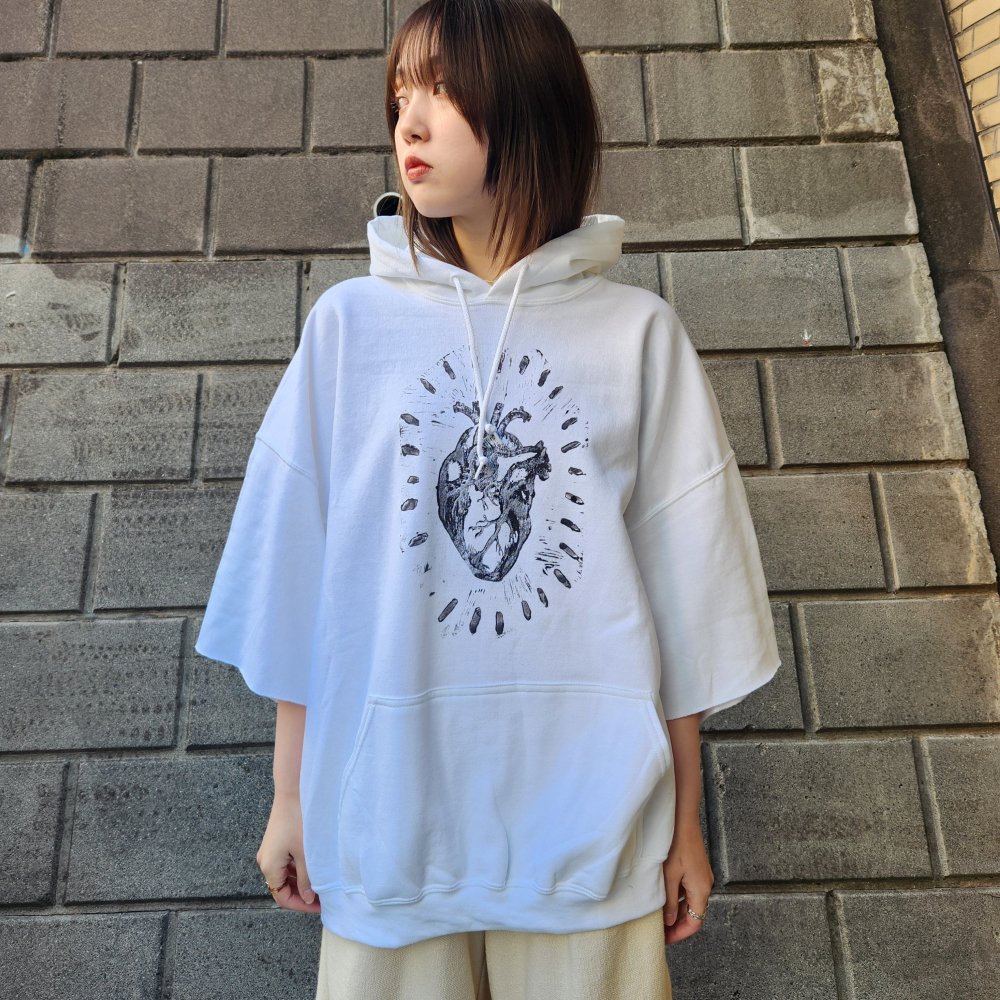 <img class='new_mark_img1' src='https://img.shop-pro.jp/img/new/icons1.gif' style='border:none;display:inline;margin:0px;padding:0px;width:auto;' />NACO PARISOVERSIZED HEART SWEATER(WHITE)