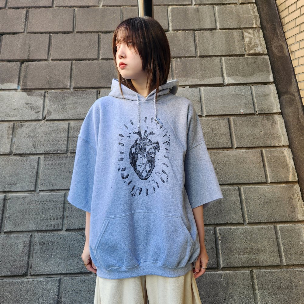 <img class='new_mark_img1' src='https://img.shop-pro.jp/img/new/icons1.gif' style='border:none;display:inline;margin:0px;padding:0px;width:auto;' />NACO PARISOVERSIZED HEART SWEATER(GRAY)