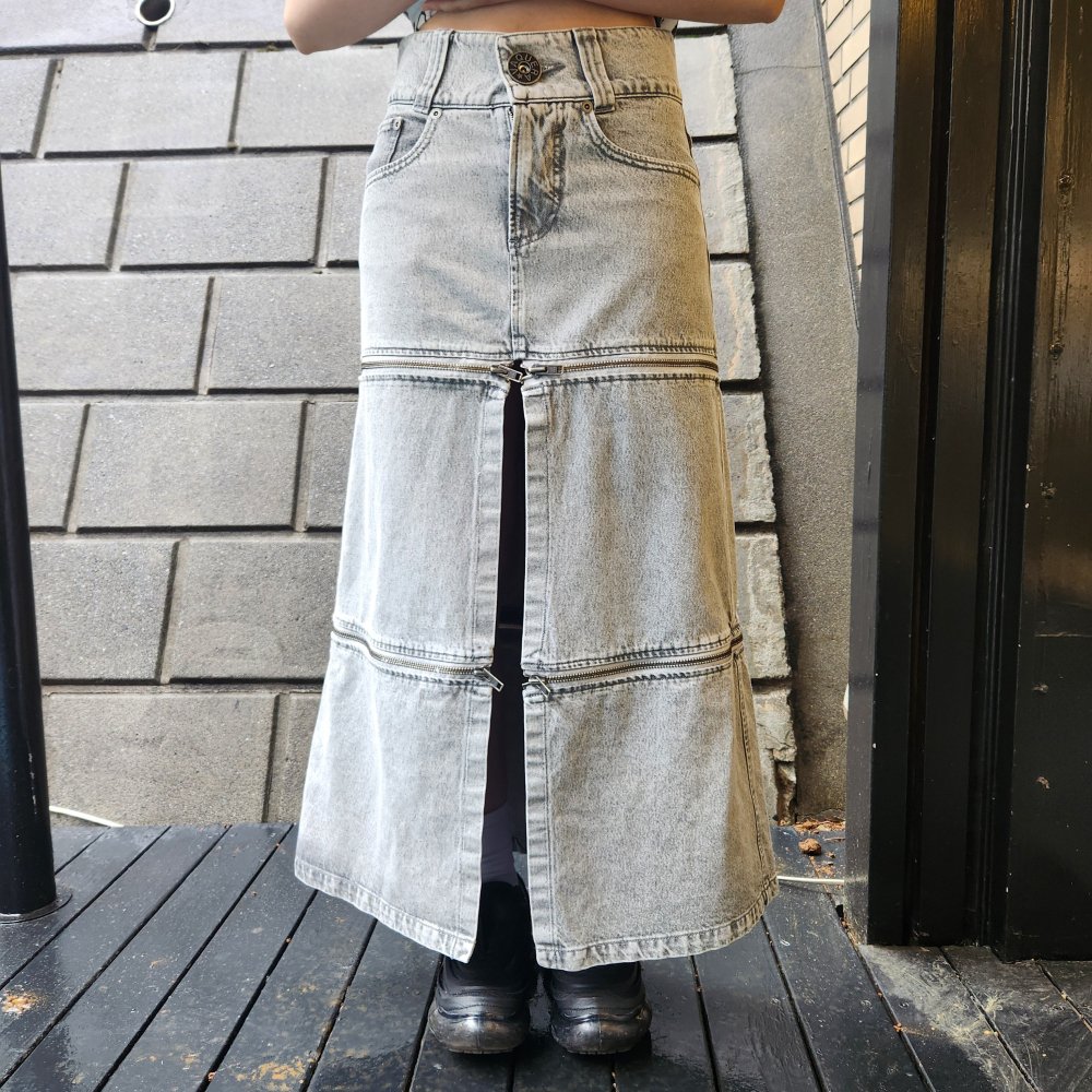 <img class='new_mark_img1' src='https://img.shop-pro.jp/img/new/icons1.gif' style='border:none;display:inline;margin:0px;padding:0px;width:auto;' />VAQUERAWOMENS ZIPPER SKIRT