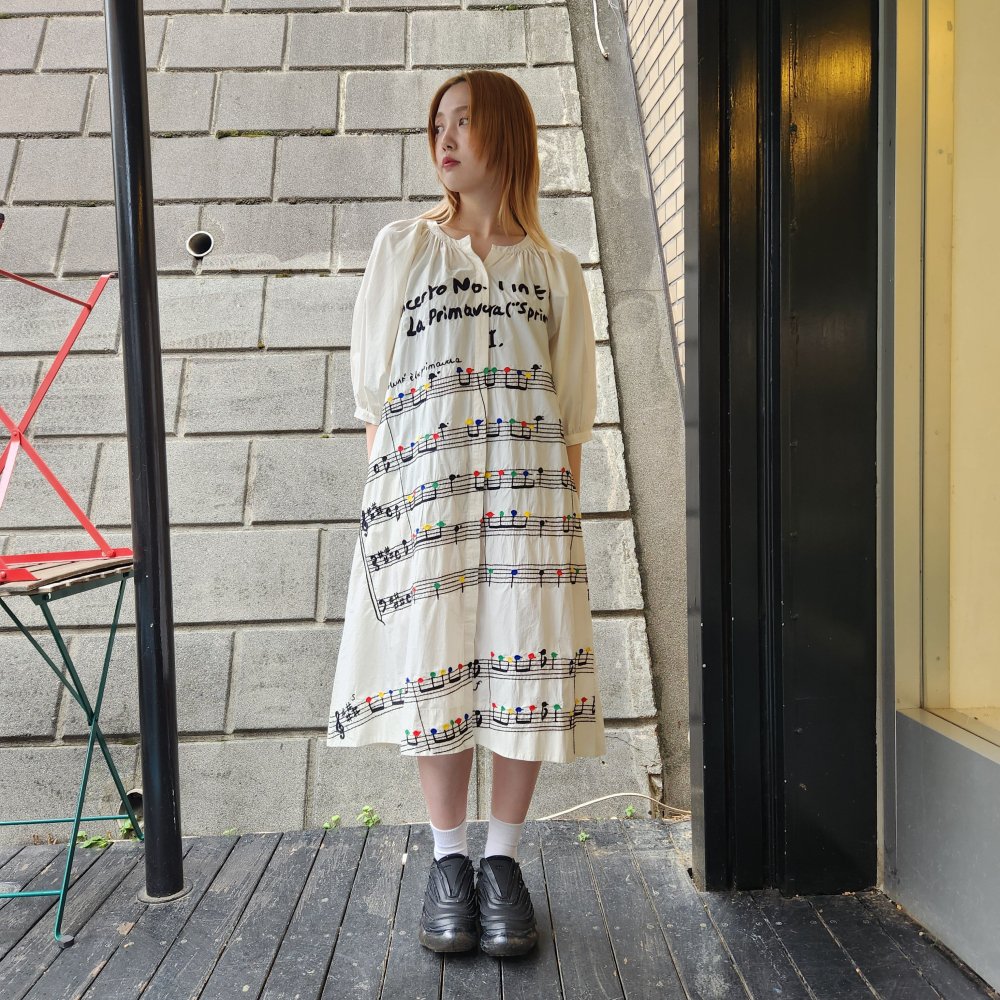 <img class='new_mark_img1' src='https://img.shop-pro.jp/img/new/icons1.gif' style='border:none;display:inline;margin:0px;padding:0px;width:auto;' />miiۡHAND EMBROIDERED OVERSIZED DRESS