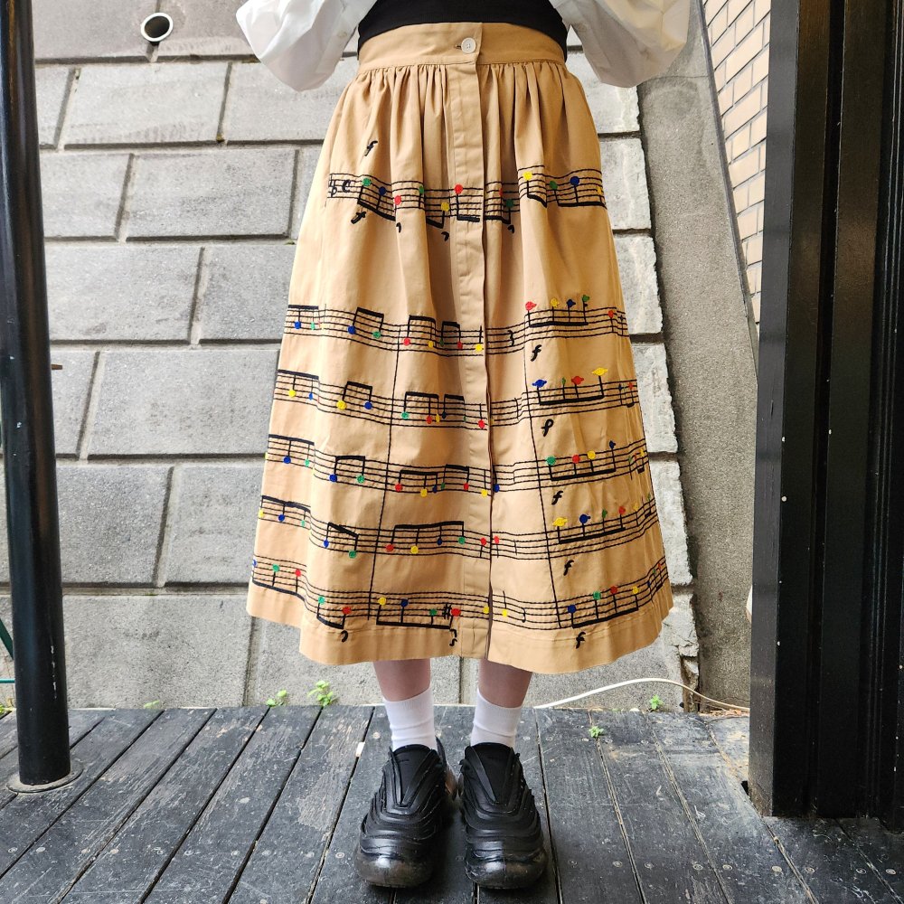 <img class='new_mark_img1' src='https://img.shop-pro.jp/img/new/icons1.gif' style='border:none;display:inline;margin:0px;padding:0px;width:auto;' />miiۡHAND EMBROIDERED SKIRT