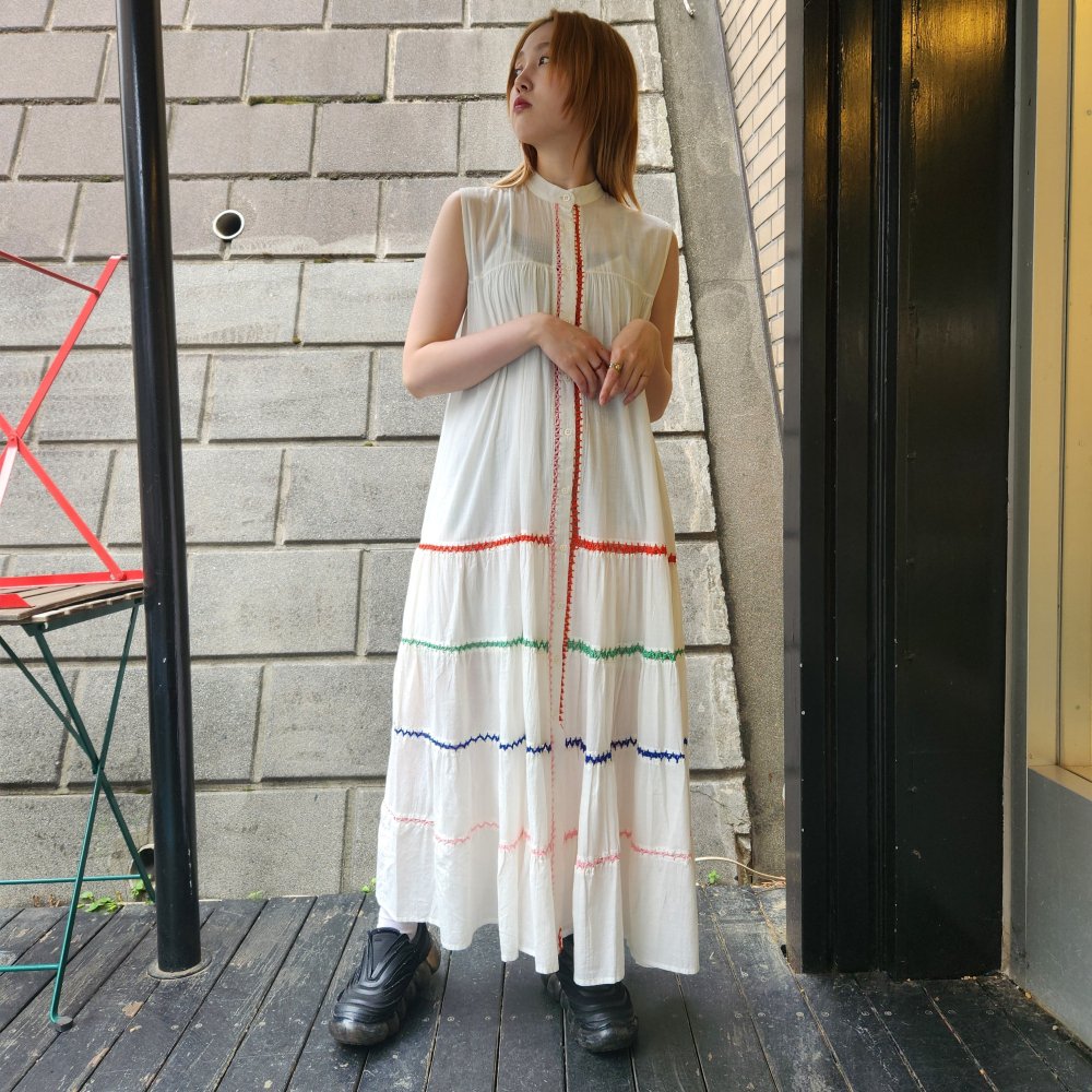 <img class='new_mark_img1' src='https://img.shop-pro.jp/img/new/icons1.gif' style='border:none;display:inline;margin:0px;padding:0px;width:auto;' />miiۡHAND EMBROIDERED SLEEVELESS LONG DRESS (OFF WHITE)