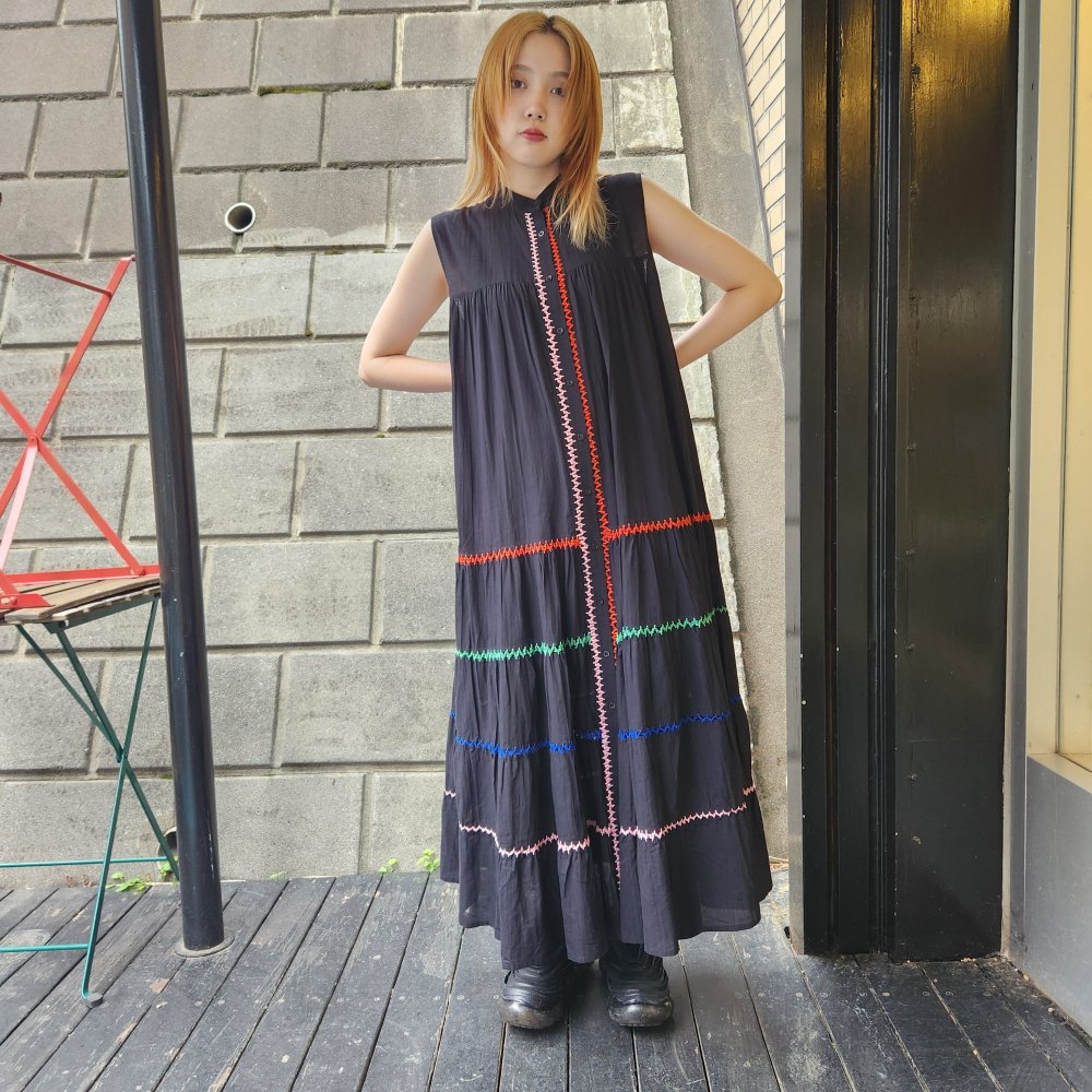 <img class='new_mark_img1' src='https://img.shop-pro.jp/img/new/icons1.gif' style='border:none;display:inline;margin:0px;padding:0px;width:auto;' />miiۡHAND EMBROIDERED SLEEVELESS LONG DRESS (BLACK)