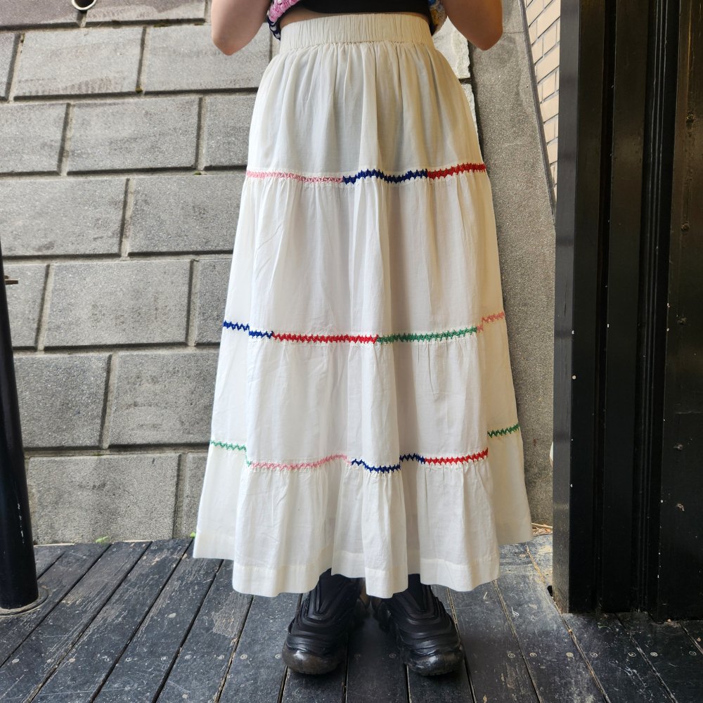 <img class='new_mark_img1' src='https://img.shop-pro.jp/img/new/icons1.gif' style='border:none;display:inline;margin:0px;padding:0px;width:auto;' />miiۡHAND EMBROIDERED SKIRT (OFF WHITE)
