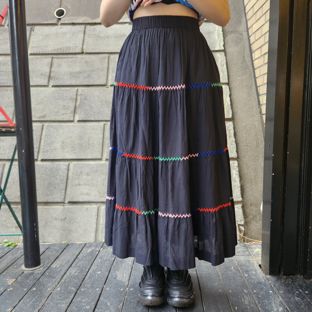 <img class='new_mark_img1' src='https://img.shop-pro.jp/img/new/icons1.gif' style='border:none;display:inline;margin:0px;padding:0px;width:auto;' />miiۡHAND EMBROIDERED SKIRT (BLACK)