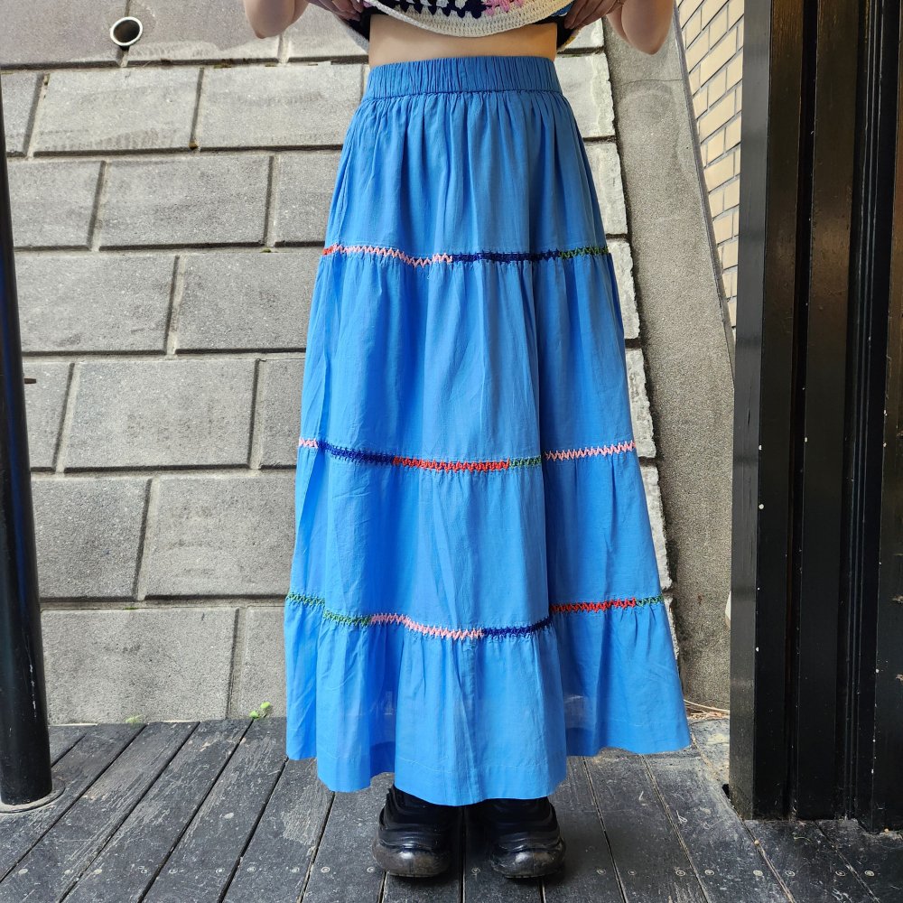 <img class='new_mark_img1' src='https://img.shop-pro.jp/img/new/icons1.gif' style='border:none;display:inline;margin:0px;padding:0px;width:auto;' />miiۡHAND EMBROIDERED SKIRT (BLUE)