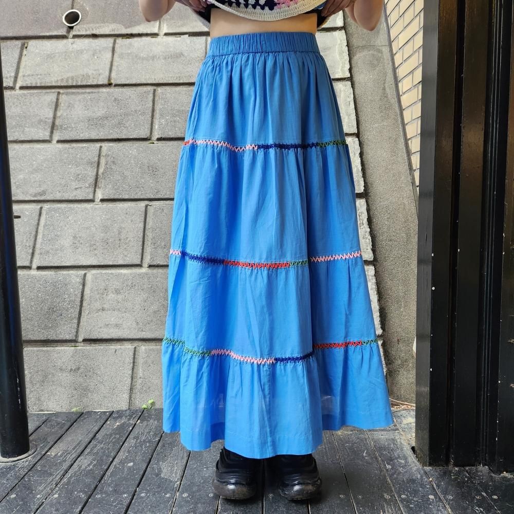 <img class='new_mark_img1' src='https://img.shop-pro.jp/img/new/icons16.gif' style='border:none;display:inline;margin:0px;padding:0px;width:auto;' />40%OFFmiiHAND EMBROIDERED SKIRT (BLUE)