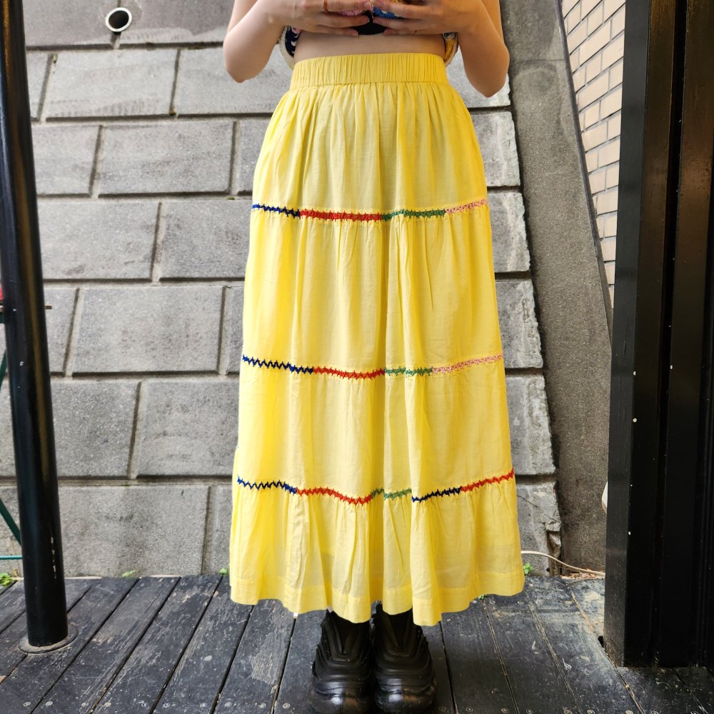 <img class='new_mark_img1' src='https://img.shop-pro.jp/img/new/icons1.gif' style='border:none;display:inline;margin:0px;padding:0px;width:auto;' />miiۡHAND EMBROIDERED SKIRT (YELLOW)