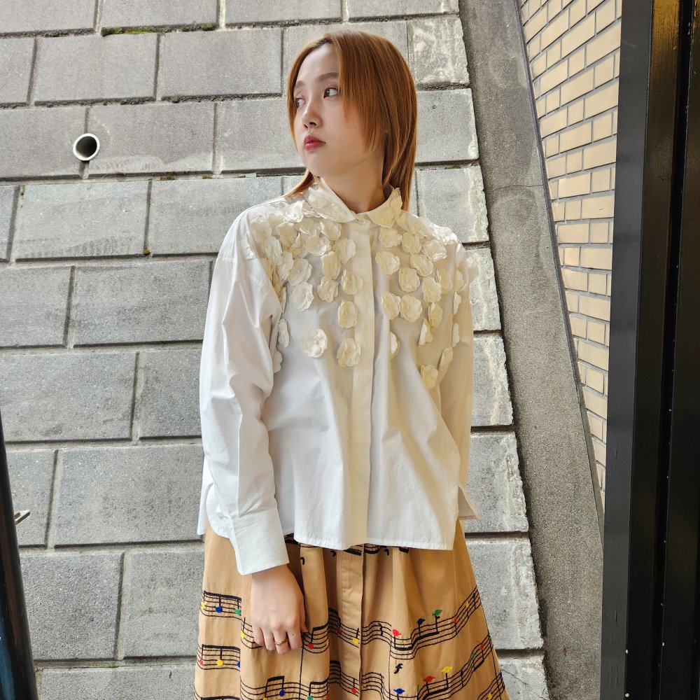 <img class='new_mark_img1' src='https://img.shop-pro.jp/img/new/icons1.gif' style='border:none;display:inline;margin:0px;padding:0px;width:auto;' />miiۡHAND EMBROIDERED FULL SLEEVE SHIRTWHITE FLOWER