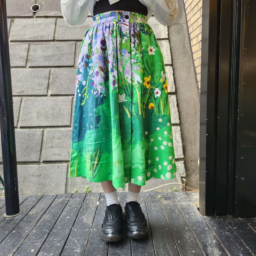 <img class='new_mark_img1' src='https://img.shop-pro.jp/img/new/icons1.gif' style='border:none;display:inline;margin:0px;padding:0px;width:auto;' />miiۡHAND EMBROIDERED PRINTED LINEN SKIRT 
