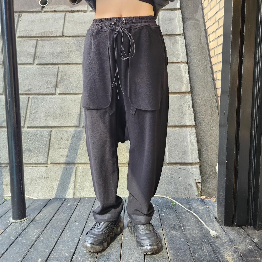 <img class='new_mark_img1' src='https://img.shop-pro.jp/img/new/icons1.gif' style='border:none;display:inline;margin:0px;padding:0px;width:auto;' />ASPARAGUS INSIDE OUT BAGGY PANTS (BLACK)