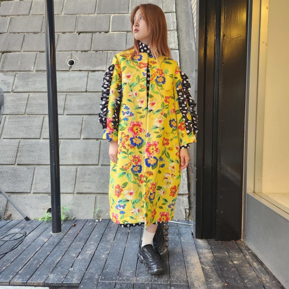 <img class='new_mark_img1' src='https://img.shop-pro.jp/img/new/icons1.gif' style='border:none;display:inline;margin:0px;padding:0px;width:auto;' />NANCY STELLA SOTOFLOFAL JACKET WITH DOT RUFFLE(YELLOW)