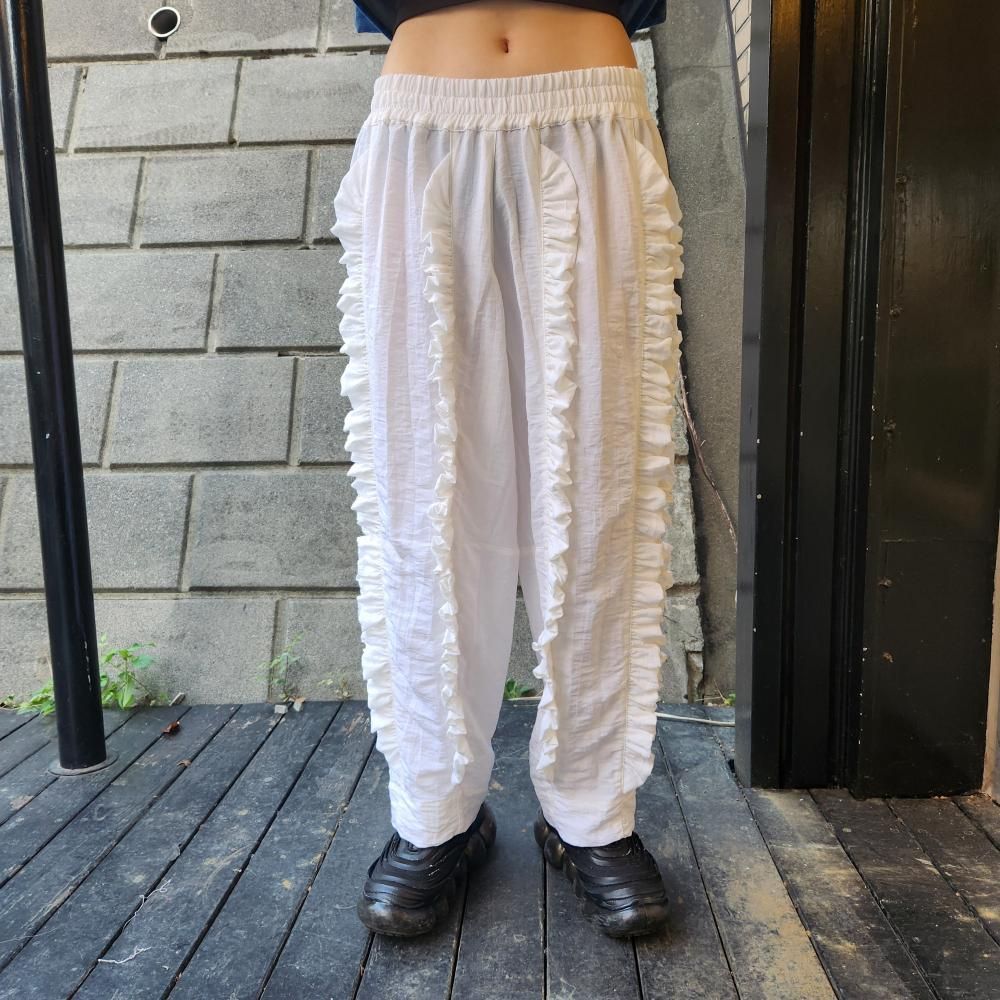 <img class='new_mark_img1' src='https://img.shop-pro.jp/img/new/icons1.gif' style='border:none;display:inline;margin:0px;padding:0px;width:auto;' />NANCY STELLA SOTOELASTIC WAIST RUFFLE PANTS(WHITE)
