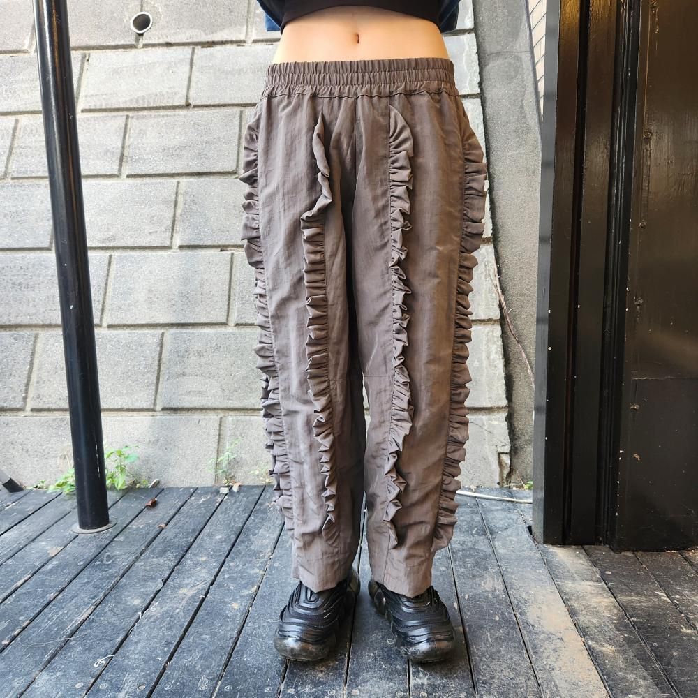 <img class='new_mark_img1' src='https://img.shop-pro.jp/img/new/icons1.gif' style='border:none;display:inline;margin:0px;padding:0px;width:auto;' />NANCY STELLA SOTOELASTIC WAIST RUFFLE PANTS(METAL)
