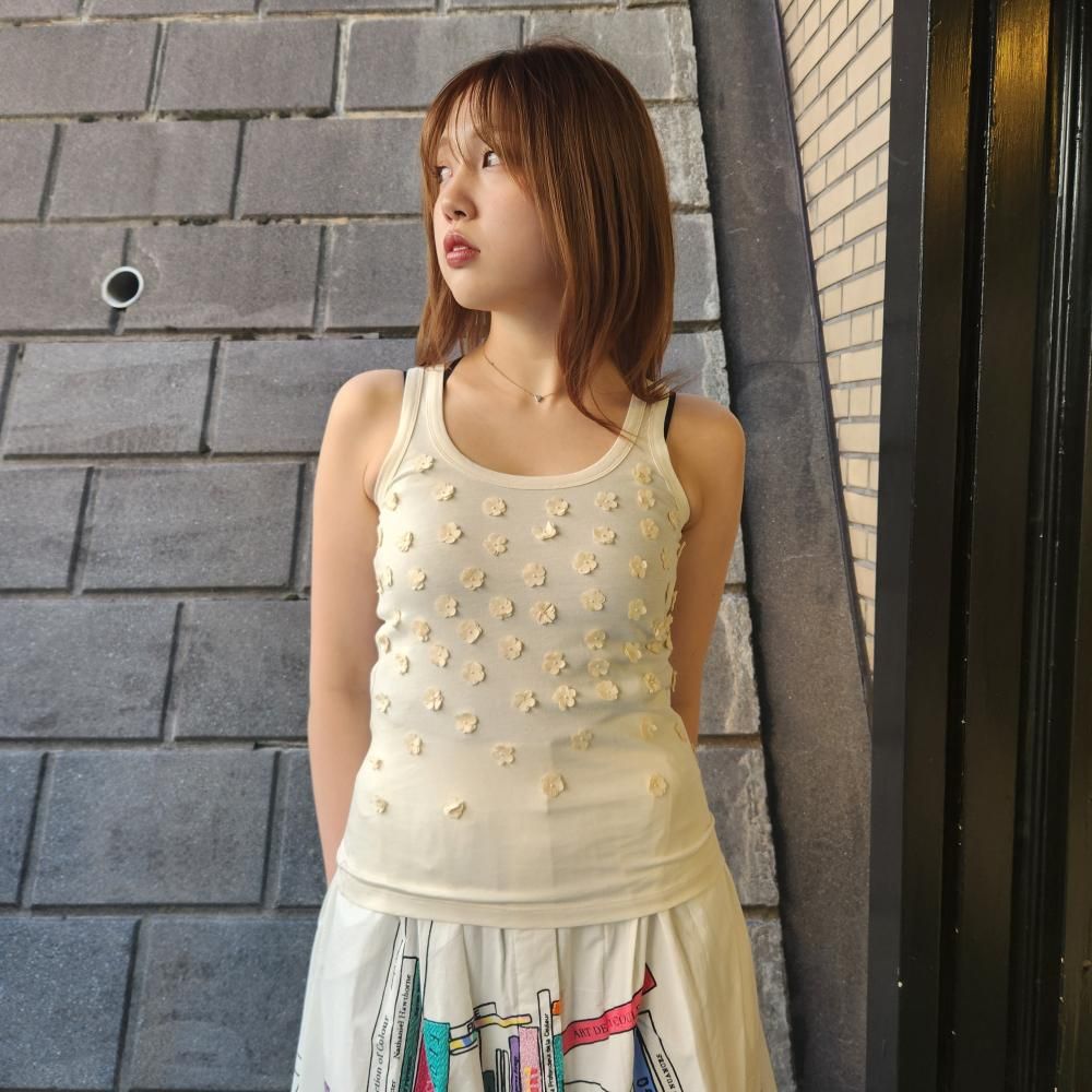 <img class='new_mark_img1' src='https://img.shop-pro.jp/img/new/icons1.gif' style='border:none;display:inline;margin:0px;padding:0px;width:auto;' />mii HAND EMBROIDERED KNITTED  TANK TOP
