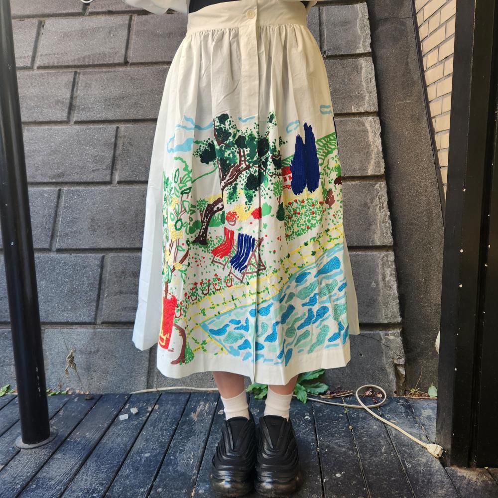 <img class='new_mark_img1' src='https://img.shop-pro.jp/img/new/icons1.gif' style='border:none;display:inline;margin:0px;padding:0px;width:auto;' />mii PRINTED COTTON FRONT BUTTONED SKIRT