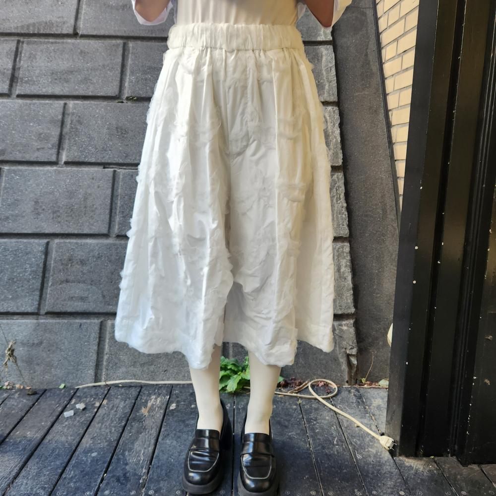 <img class='new_mark_img1' src='https://img.shop-pro.jp/img/new/icons1.gif' style='border:none;display:inline;margin:0px;padding:0px;width:auto;' />BASEMARKEMBROIDERY CUT HALF PANTS(WH)