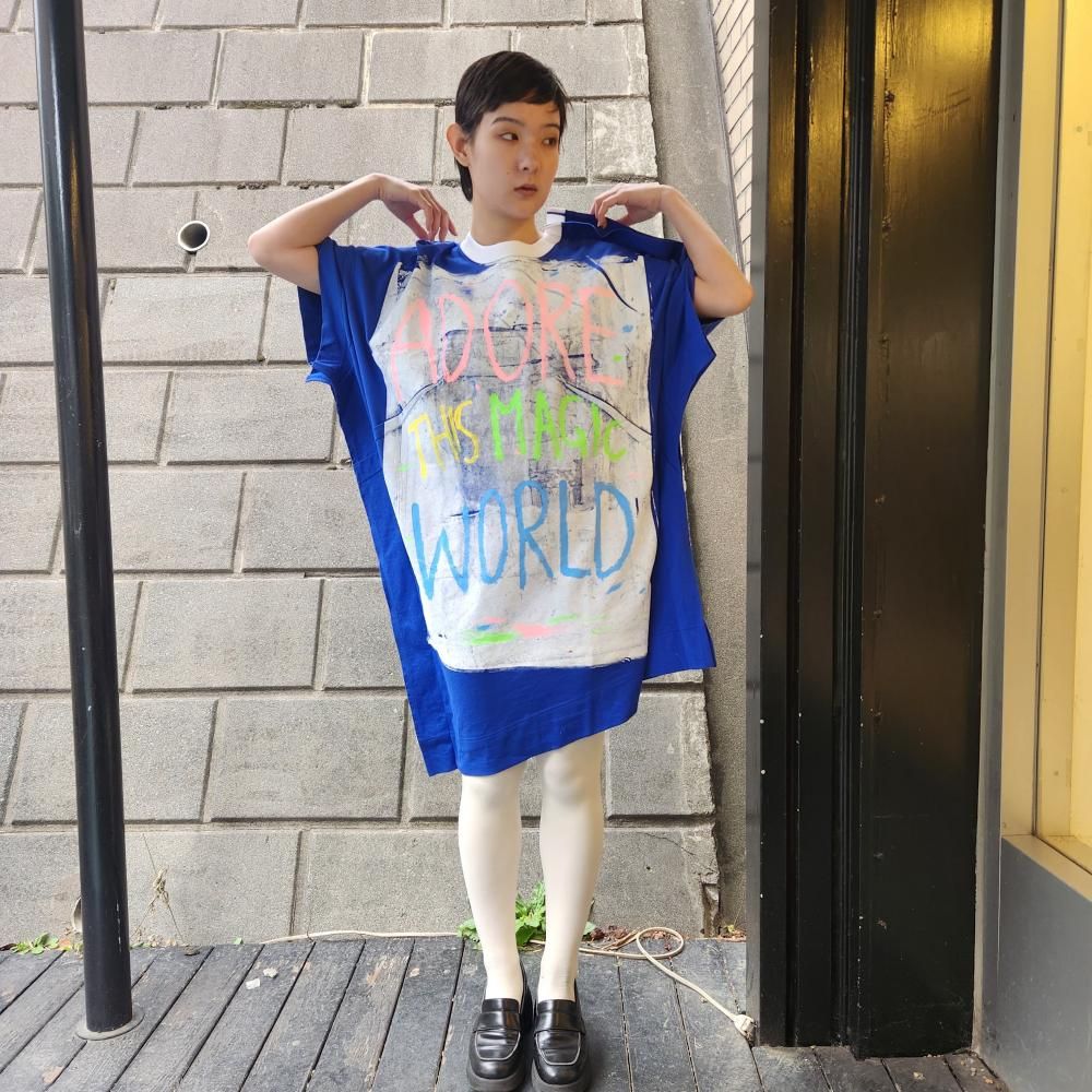<img class='new_mark_img1' src='https://img.shop-pro.jp/img/new/icons1.gif' style='border:none;display:inline;margin:0px;padding:0px;width:auto;' />BASEMARKSIMEON FARRARASYMMETRY BIG TEE(BLUE)