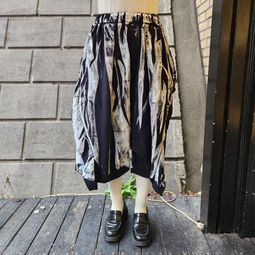 <img class='new_mark_img1' src='https://img.shop-pro.jp/img/new/icons1.gif' style='border:none;display:inline;margin:0px;padding:0px;width:auto;' />BASEMARKSIMEON FARRARFLIL WIDE HALF SWEAT(BLACK)