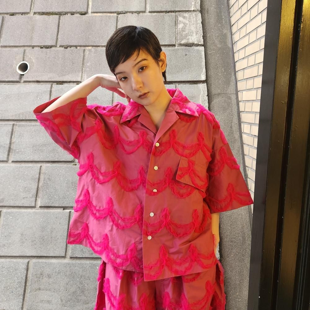 <img class='new_mark_img1' src='https://img.shop-pro.jp/img/new/icons1.gif' style='border:none;display:inline;margin:0px;padding:0px;width:auto;' />BASEMARKEMBROIDERY OPEN COLLAR SHIRTS(PINK)