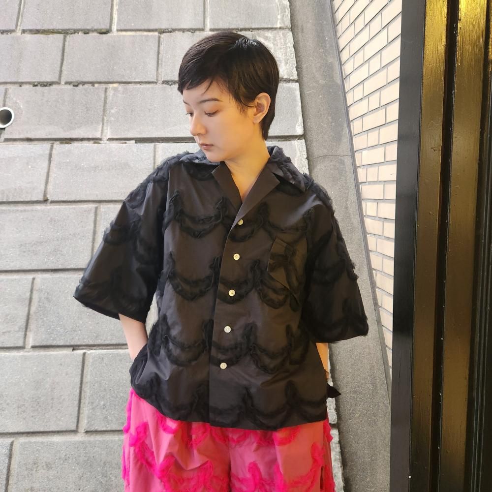 <img class='new_mark_img1' src='https://img.shop-pro.jp/img/new/icons1.gif' style='border:none;display:inline;margin:0px;padding:0px;width:auto;' />BASEMARKEMBROIDERY OPEN COLLAR SHIRTS(BLACK)