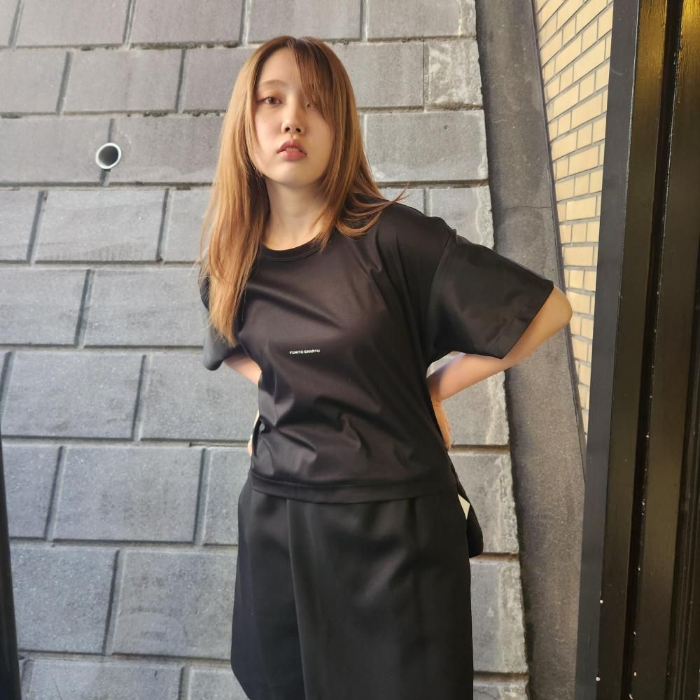 <img class='new_mark_img1' src='https://img.shop-pro.jp/img/new/icons1.gif' style='border:none;display:inline;margin:0px;padding:0px;width:auto;' />FUMITO GANRYU Mantle tee-A (BLACKxBLACK)