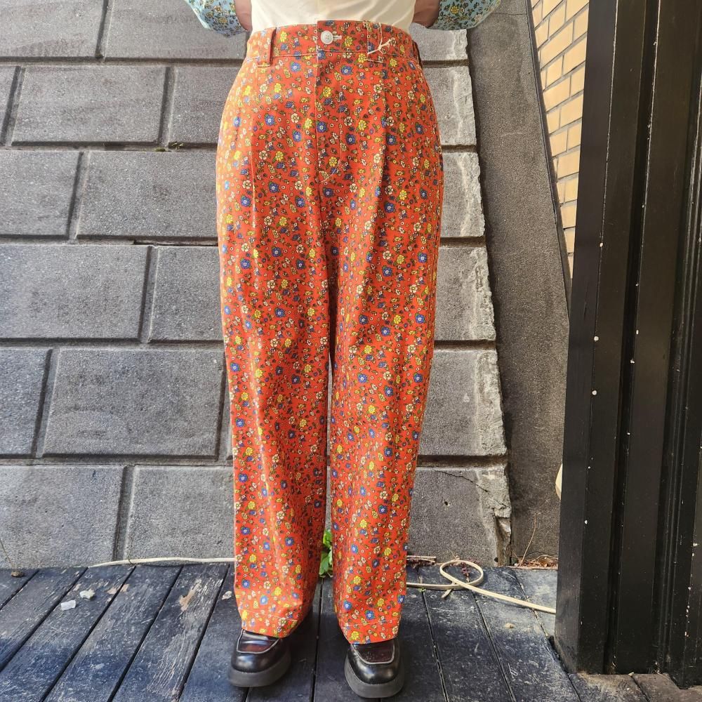 <img class='new_mark_img1' src='https://img.shop-pro.jp/img/new/icons1.gif' style='border:none;display:inline;margin:0px;padding:0px;width:auto;' />WATARU TOMINAGASINGLE PLEATS TROUSERS(RED WILDFLOWER)