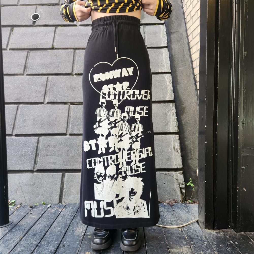 <img class='new_mark_img1' src='https://img.shop-pro.jp/img/new/icons1.gif' style='border:none;display:inline;margin:0px;padding:0px;width:auto;' />VAQUERA WOMEN RUNWAY STAR SKIRT