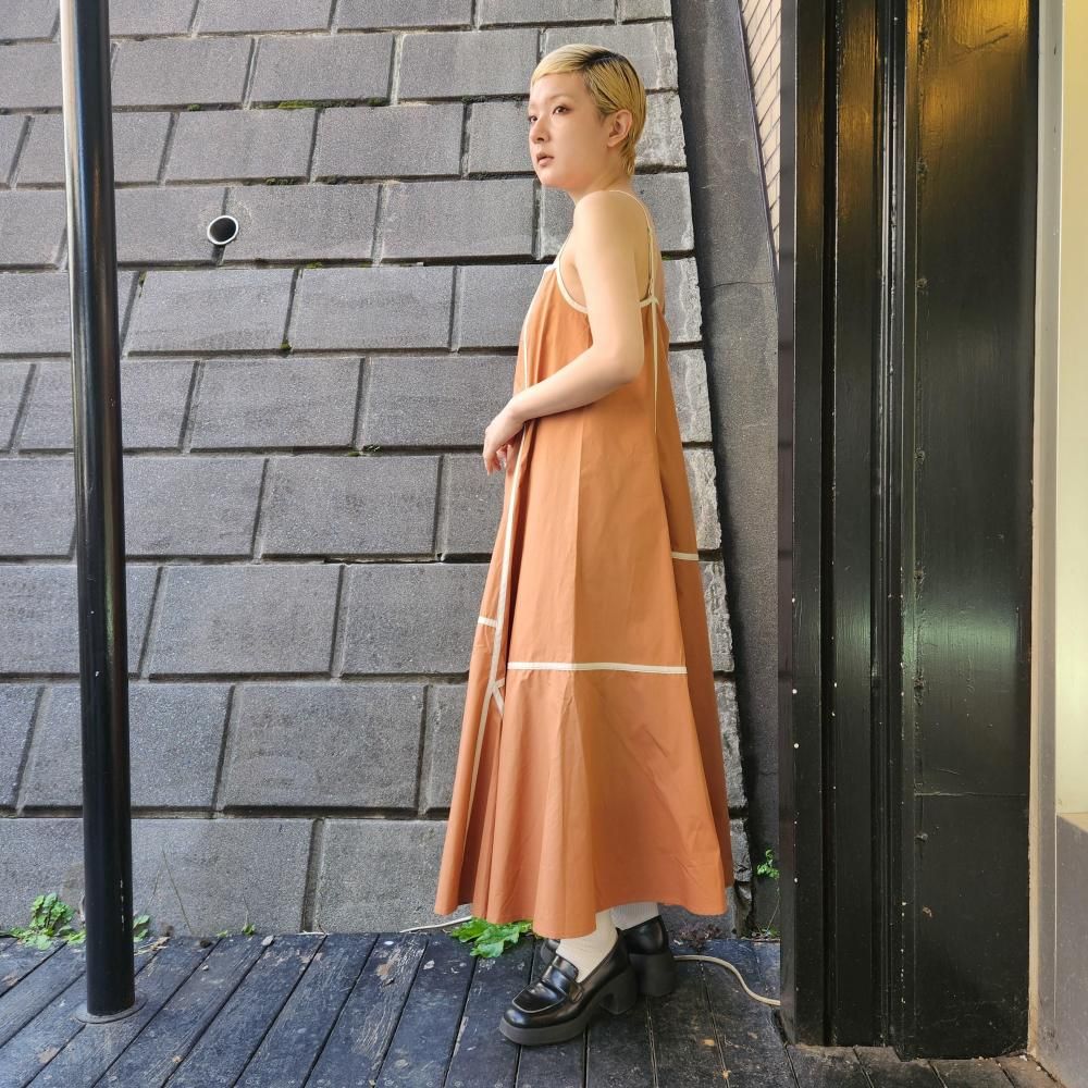 <img class='new_mark_img1' src='https://img.shop-pro.jp/img/new/icons1.gif' style='border:none;display:inline;margin:0px;padding:0px;width:auto;' />KLOKE ADJOUM DRESS BRUNT ORANGE/ECRU