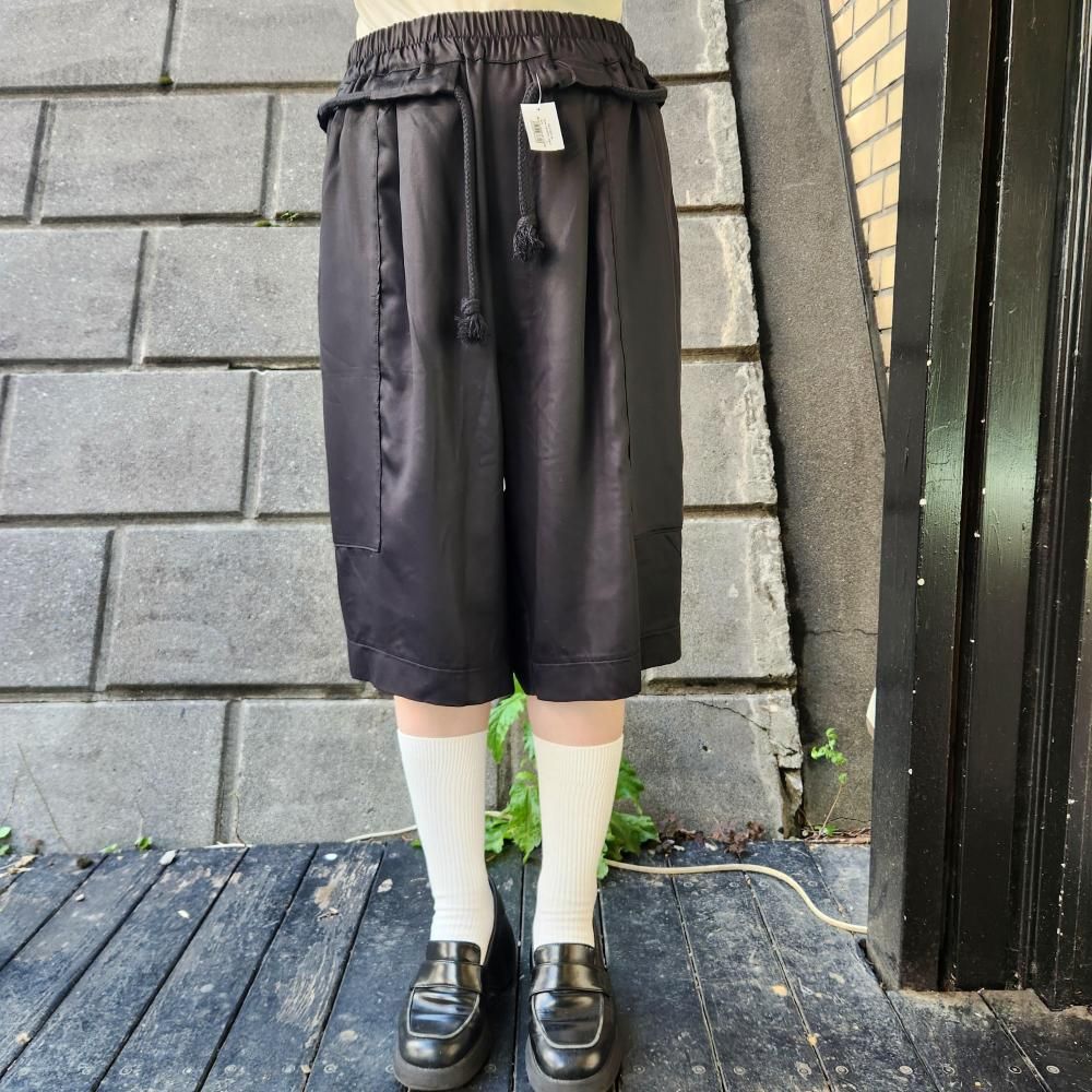 <img class='new_mark_img1' src='https://img.shop-pro.jp/img/new/icons1.gif' style='border:none;display:inline;margin:0px;padding:0px;width:auto;' />HOUSE OF THE VERY ISLAND JAYDEN PANTS BLACK)