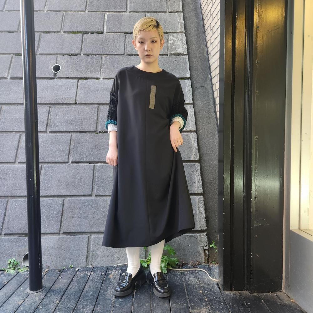 <img class='new_mark_img1' src='https://img.shop-pro.jp/img/new/icons1.gif' style='border:none;display:inline;margin:0px;padding:0px;width:auto;' />BEDSIDE DRAMALOOSE SLEEVE MILITARY ONE-PIECE BLACK