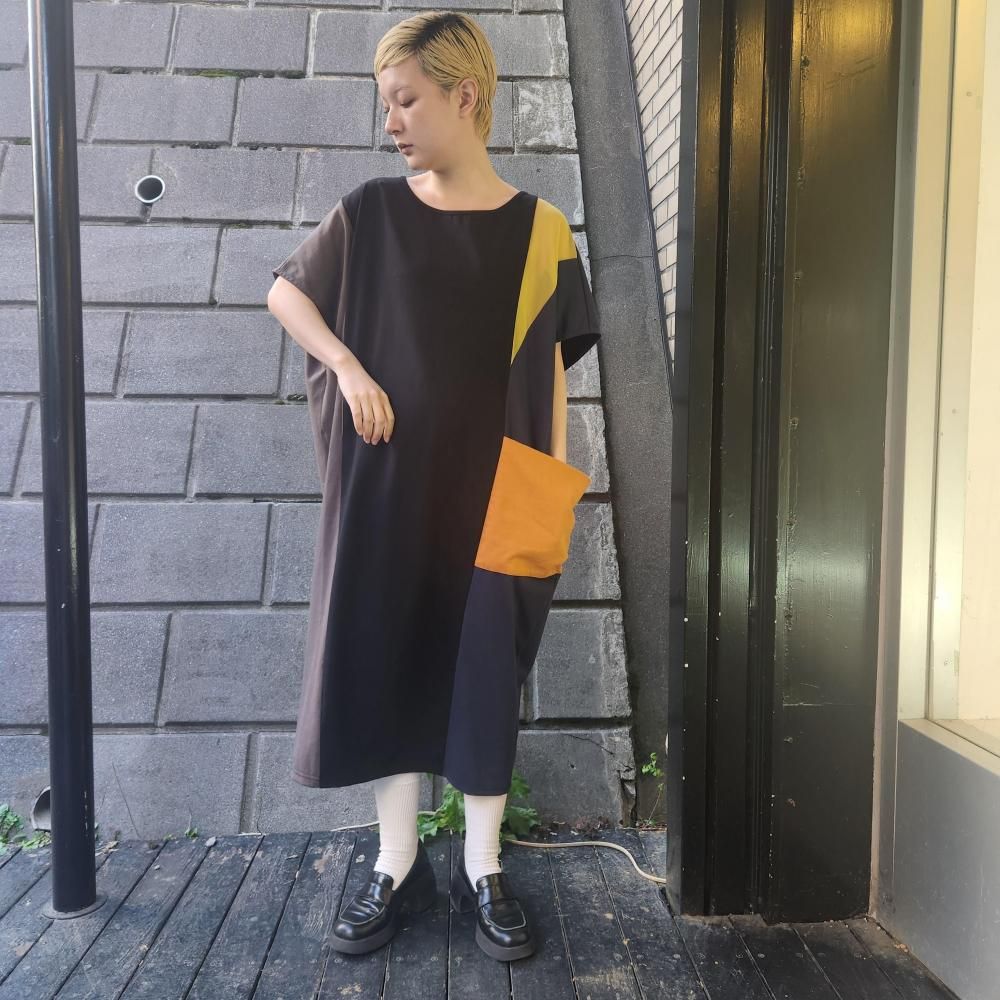 <img class='new_mark_img1' src='https://img.shop-pro.jp/img/new/icons1.gif' style='border:none;display:inline;margin:0px;padding:0px;width:auto;' />BEDSIDE DRAMA COLOR SCHEME DRESS TEEBLACK)