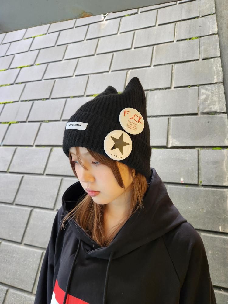 <img class='new_mark_img1' src='https://img.shop-pro.jp/img/new/icons1.gif' style='border:none;display:inline;margin:0px;padding:0px;width:auto;' />CHOW des HOMMELOGO PIN EAR BEANIE(BLACK)