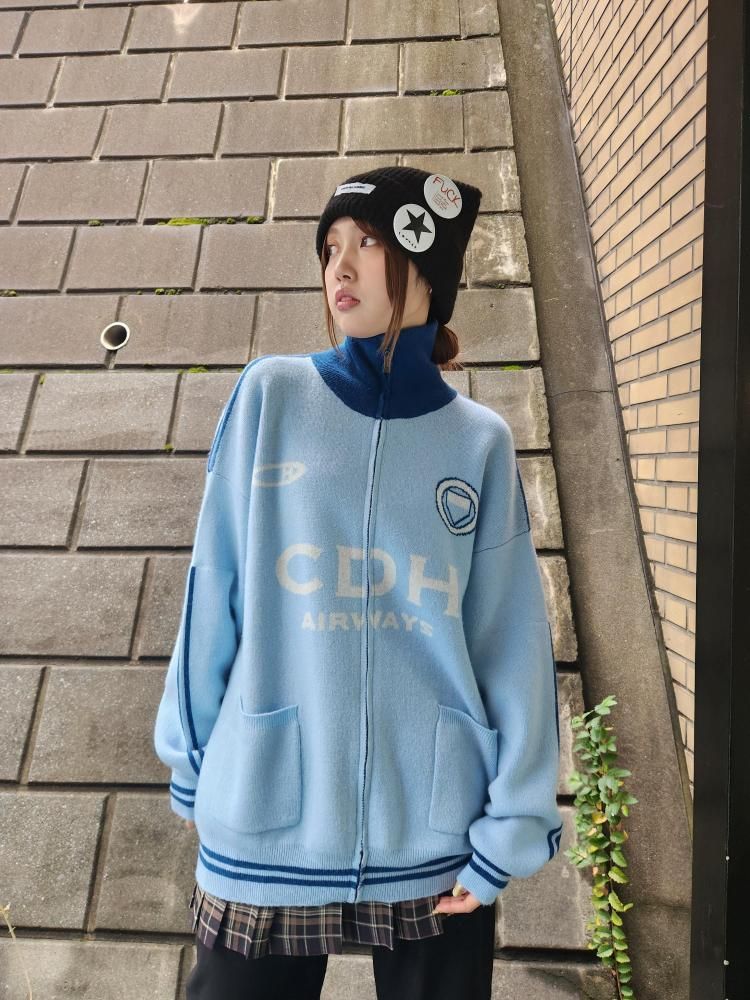 <img class='new_mark_img1' src='https://img.shop-pro.jp/img/new/icons1.gif' style='border:none;display:inline;margin:0px;padding:0px;width:auto;' />CHOW des HOMMEMANCHESTER BLUE KNITTED SWEATER
