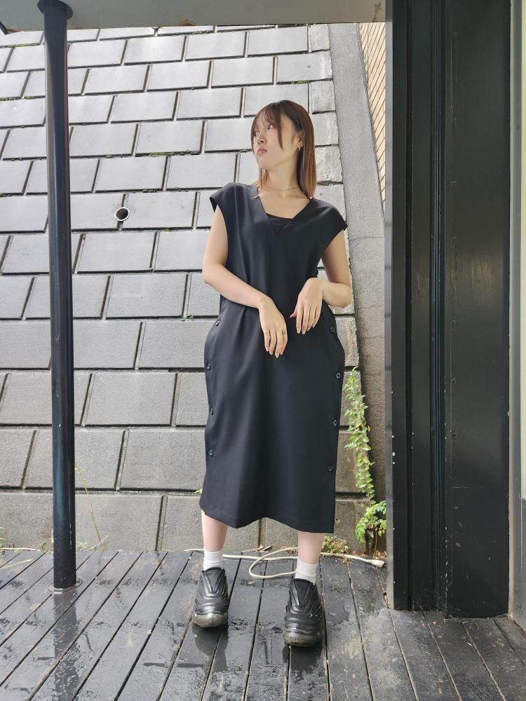 <img class='new_mark_img1' src='https://img.shop-pro.jp/img/new/icons1.gif' style='border:none;display:inline;margin:0px;padding:0px;width:auto;' />UJOHSIDE BUTTON DRESS