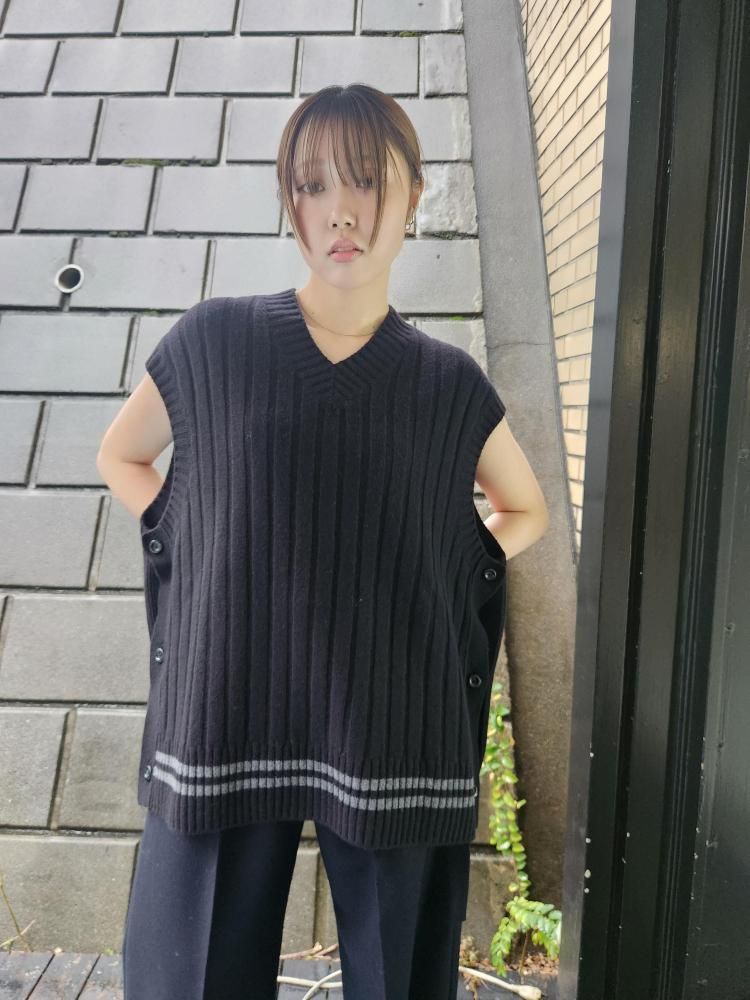 <img class='new_mark_img1' src='https://img.shop-pro.jp/img/new/icons1.gif' style='border:none;display:inline;margin:0px;padding:0px;width:auto;' />UJOHLINE HIGHT NECK VEST(ECRU)