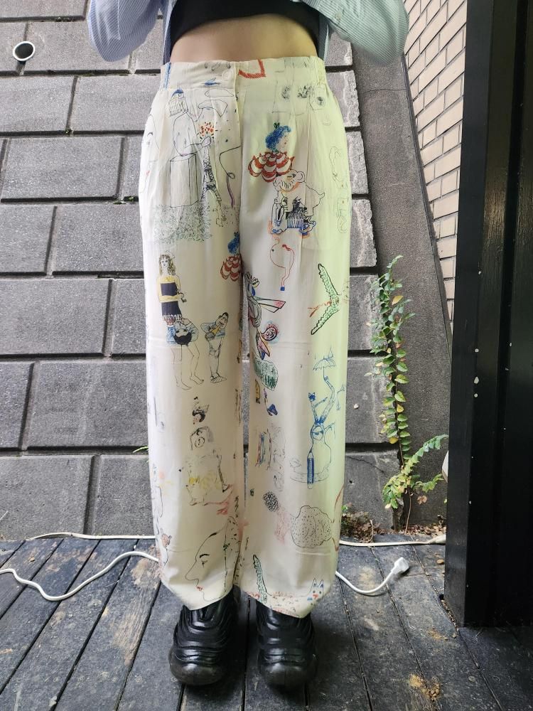 <img class='new_mark_img1' src='https://img.shop-pro.jp/img/new/icons1.gif' style='border:none;display:inline;margin:0px;padding:0px;width:auto;' />miiALL OVER PRINT PANTS