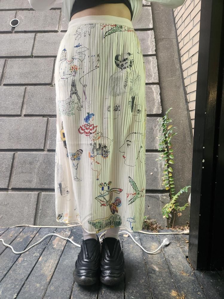 <img class='new_mark_img1' src='https://img.shop-pro.jp/img/new/icons1.gif' style='border:none;display:inline;margin:0px;padding:0px;width:auto;' />miiSCREEN PRINTED OVER PINTUCKS SKIRT