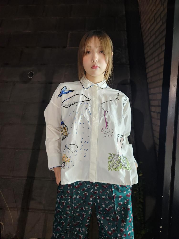 <img class='new_mark_img1' src='https://img.shop-pro.jp/img/new/icons1.gif' style='border:none;display:inline;margin:0px;padding:0px;width:auto;' />miiPLACED HAND EMBROIDERED SHIRT