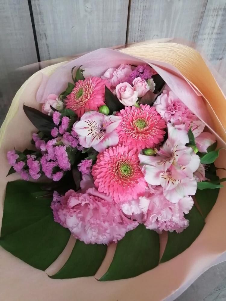 造花のピンク花束 ふんわりピンクの花束 | 福岡の花屋 ブーケドゥフルール