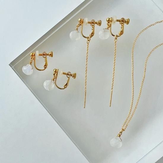 ムーンストーン6月の誕生石のネックレス。