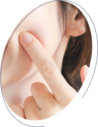 頬を指で押す女性