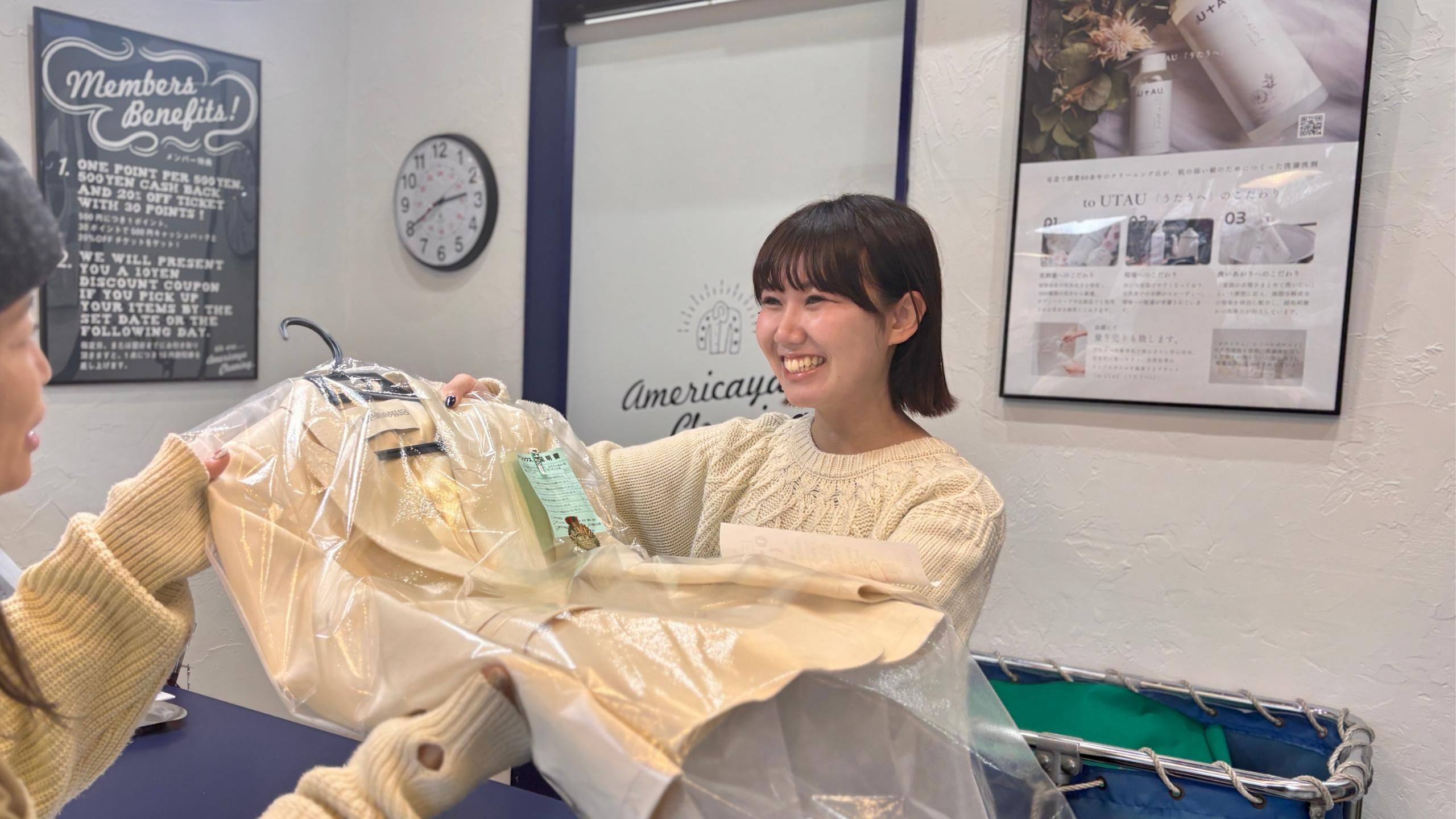 店頭で働く女性