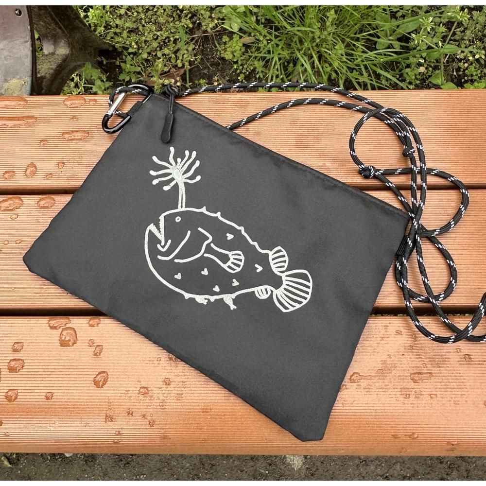 ミニサコッシュ（チョウチンアンコウ） - 深海魚ファッションブランド