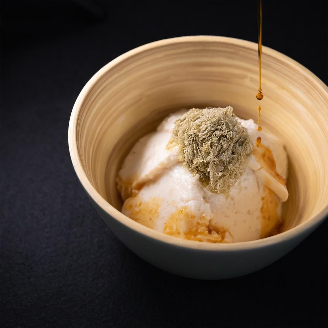 山芋とうふにしょうゆをかける様子