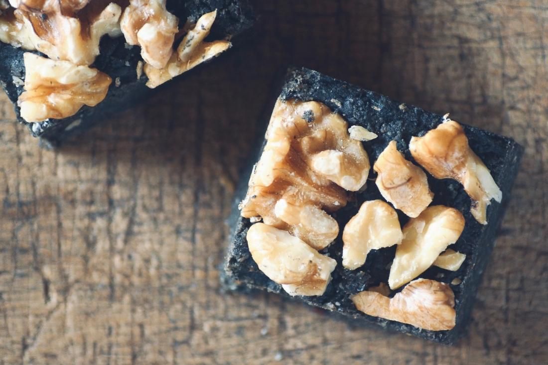 胡桃といなごの黒ごまハルヴァ いなご佃煮使用 姿あり 蟲と焼菓子 灯螂舎