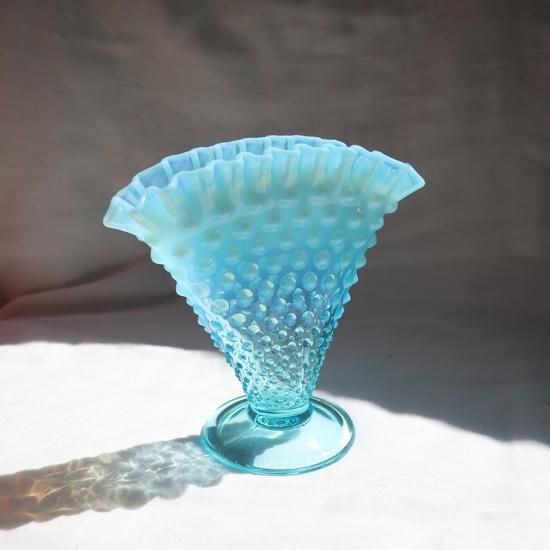 アクアブルー　オパールセント　キャンディディッシュ　花模様の蓋 Vintage Fenton Aqua Blue Opalescent Hobnail Ruffled Fan Vase