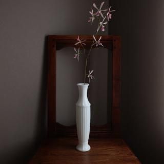 Vintage milk glass flower vase (A963)