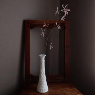 Vintage milk glass flower vase (A964)